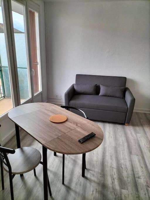 Appartement Avec Balcon Et Parking Prive Roanne Exterior photo