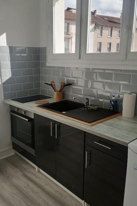 Appartement Avec Balcon Et Parking Prive Roanne Exterior photo