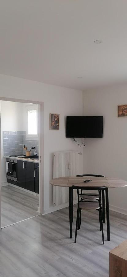 Appartement Avec Balcon Et Parking Prive Roanne Exterior photo